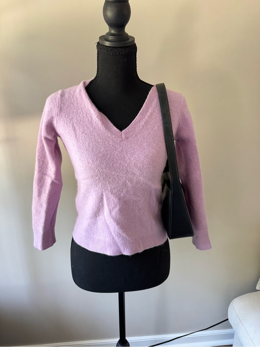 100% Cashmere Nordstrom Lilac V-Neck Knit Sweater